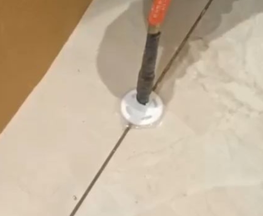 运城市瓷砖空鼓维修公司专业解答瓷砖在铺贴过程中，如果没有涂抹均匀到位的粘结材料（如水泥砂浆或瓷砖胶），可能会导致以下问题
