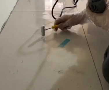 运城市瓷砖开裂维修公司专业分享瓷砖在铺贴前如果没有沥干水分，将会导致以下问题